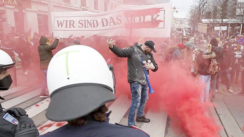 Polizisten und Demonstranten in Wien. Foto: Florian Wieser/APA/dpa