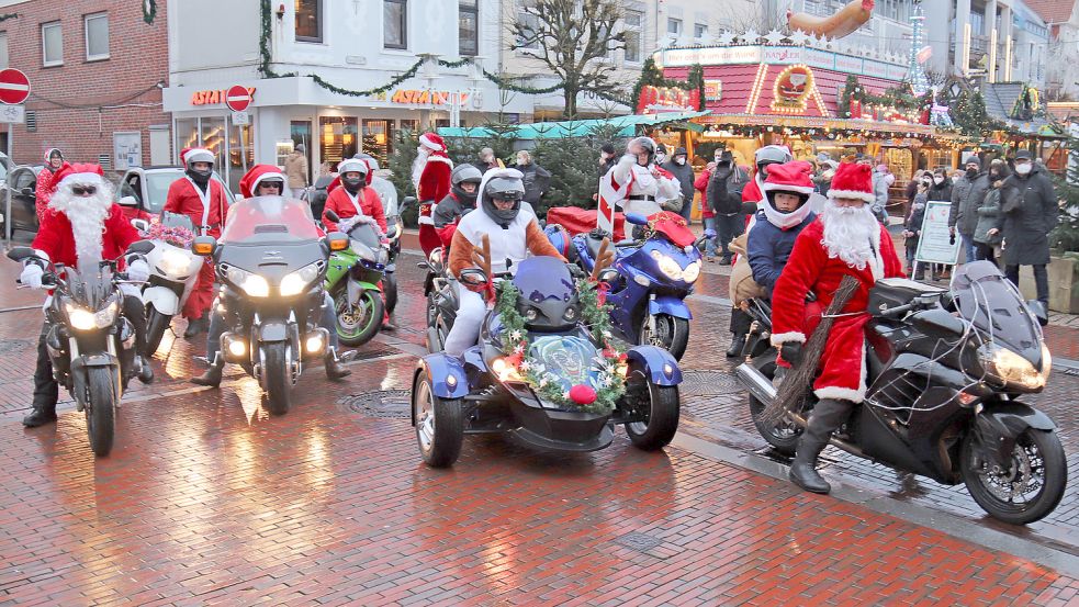 Zweimal umrundeten die motorisierten Weihnachtsfrauen und -männer am Sonntag die Auricher Innenstadt. Foto: Heino Hermanns