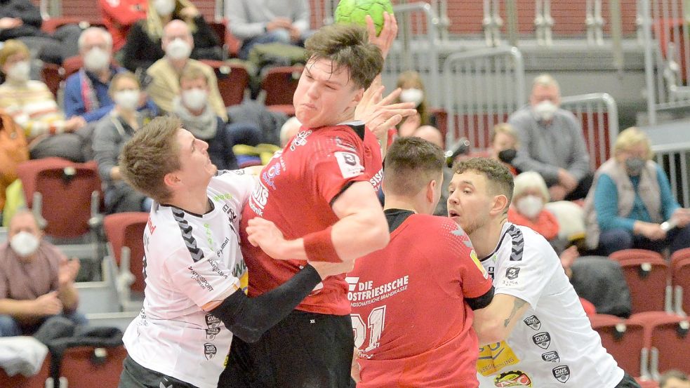 Trotz intensiver Gegenwehr setzten sich die OHV-Handballer (mit Ball Jonas Wark) gegen den TV Cloppenburg durch. Fotos: Bernd Wolfenberg