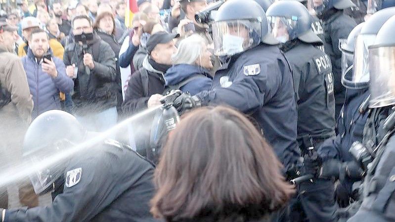 Ein Polizist setzt Pfefferspray gegen Teilnehmer einer Kundgebung von Kritikern der Coronamaßnahmen ein - hier Anfang November in Leipzig. Foto: Sebastian Willnow/dpa-Zentralbild/dpa