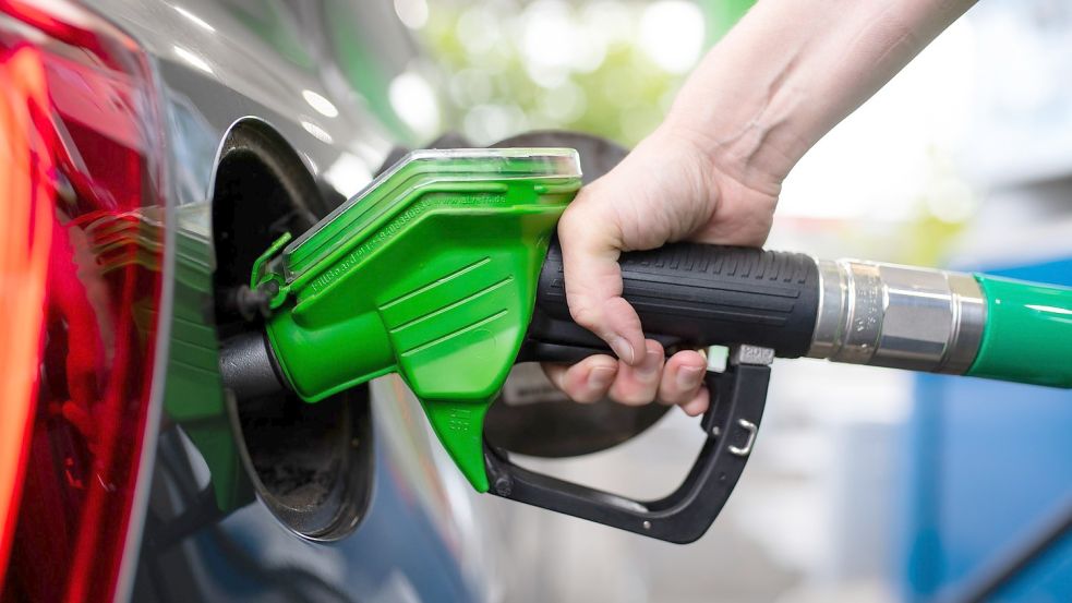 Der Trend hält schon seit einiger Zeit an: Tanken wird teurer. Foto: Sven Hoppe / dpa