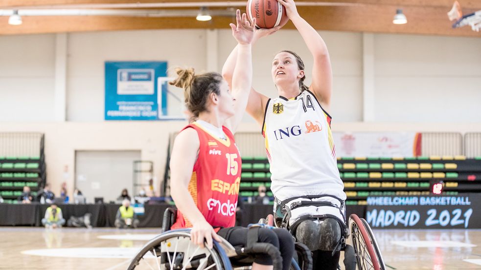 Lena Knippelmeyer (rechts) erzielte gegen Spanien sieben Punkte. Foto: Steffie Wunderl