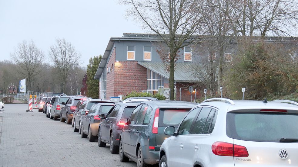 So sah es noch letzte Woche vor dem Testzentrum in Ihlow aus, mittlerweile hat sich der Andrang aber etwas gelegt. Foto: Heino Hermanns