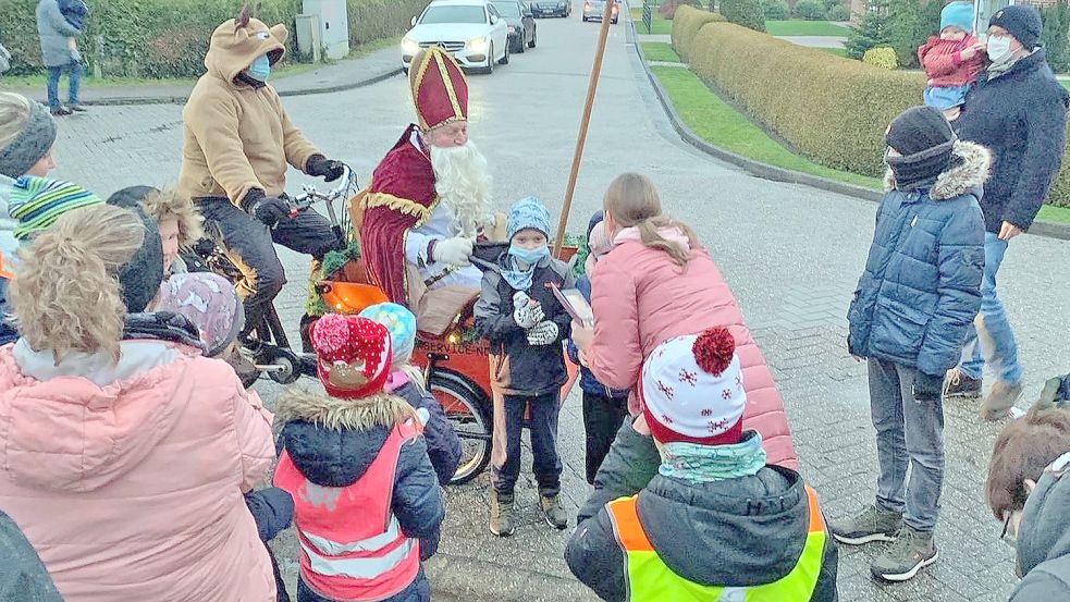 In der Transportbox eines Lastenfahrrads wurde der Nikolaus durch Osteel chauffiert. An mehreren Stationen entlang des Alten Postwegs verteilte er Schoko-Weihnachtsmänner an die Kinder. Foto: privat