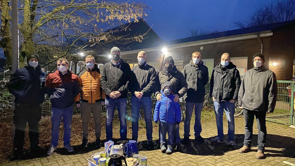 Die Ihlower Landwirte rückten schon früh am Morgen aus, um den Kindern eine Freude zu machen. Foto: Imke Cirksena