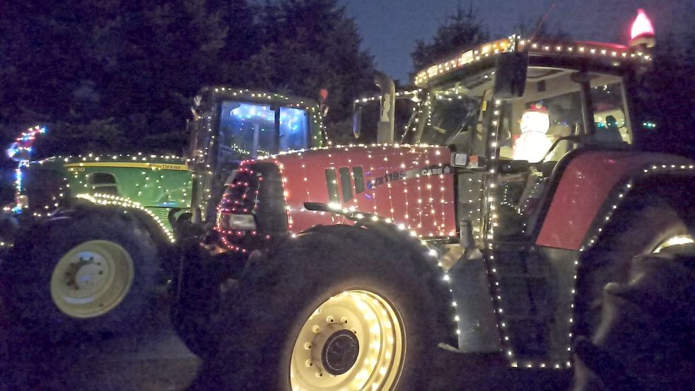 Die Trecker wurden liebevoll mit Lichterketten dekoriert. Foto: Imke Cirksena