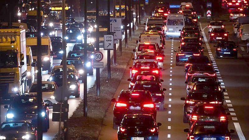 Berufsverkehr auf dem Mittleren Ring in München. Foto: Sven Hoppe/dpa