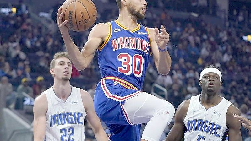 Franz Wagner (l) und Co. unterlagen deutlich bei den Golden State Warriors. Foto: Jeff Chiu/AP/dpa