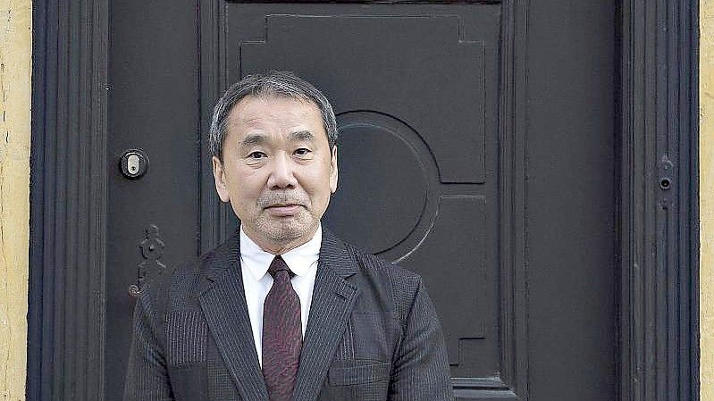 Haruki Murakami öffnet seinen Kleiderschrank - unf verrät dabei einiges über sein Leben. Foto: Henning Bagger/SCANPIX DENMARK/dpa