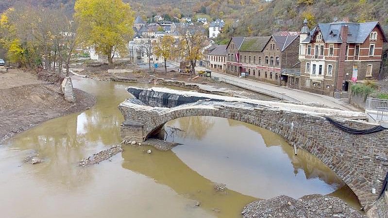 Die Eisenbahnbrücke über dem Fluss Ahr in Altenahr wurde von der Flut zerstört. Foto: Boris Roessler/dpa
