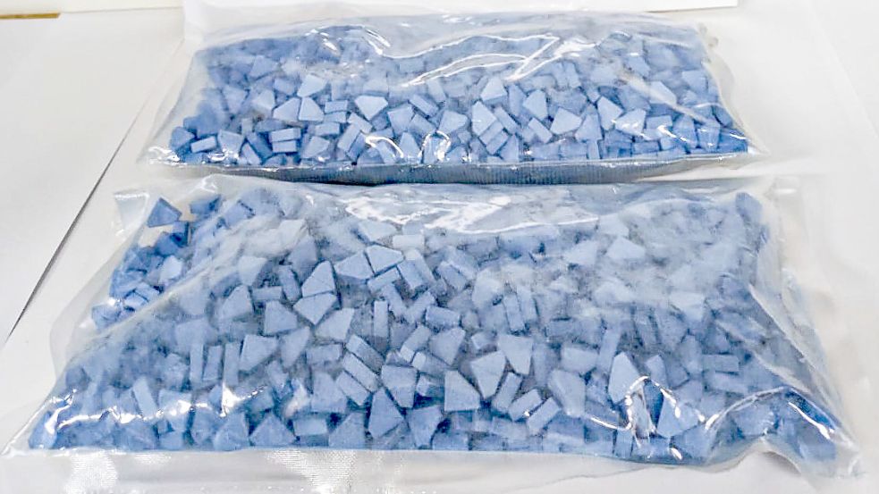 Zwei Beutel mit blauen Ecstasy-Tabletten fand der Zoll im Rucksack eines 20-jährigen Mannes. Foto: Zoll