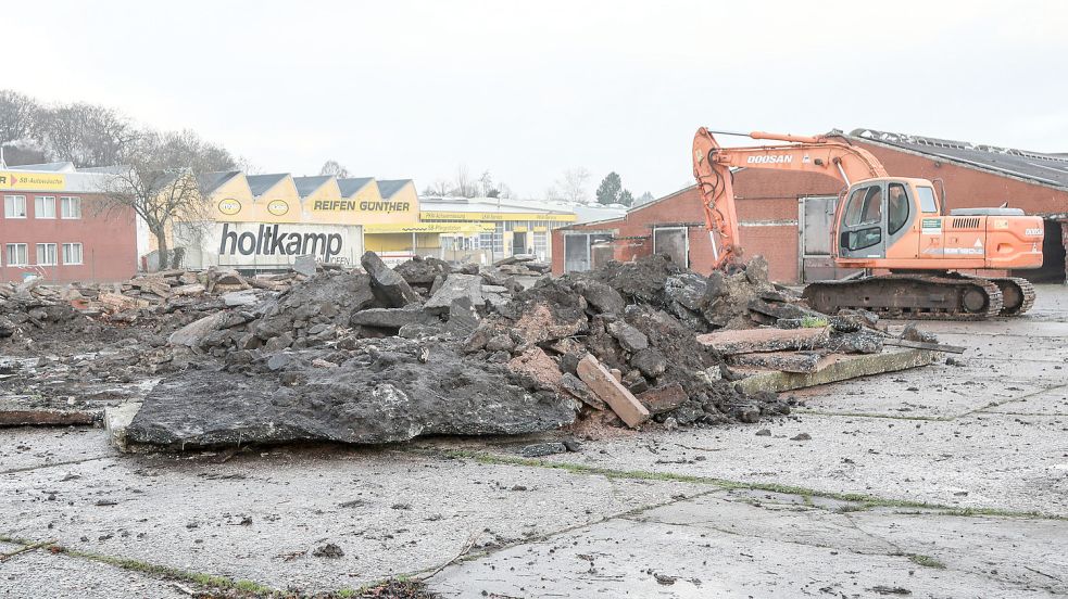 Auch die große Bodenplatte aus Beton muss weichen, ehe Neubauten entstehen können. Foto: Romuald Banik