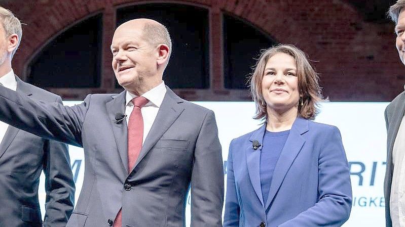 Die designierten Köpfe der Ampel (v.l.): Finanzminister Christian Lindner (FDP) und Bundeskanzler Olaf Scholz (SPD) mit Außenministerin Annalena Baerbock und Vizekanzler Robert Habeck (beide Grüne). Foto: Kay Nietfeld/dpa