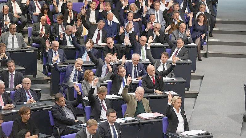 AfD-Abgeordnete im Bundestag. Die Partei soll künftig den Innenausschuss leiten - das stößt auf Kritik in der Opposition. Foto: Kay Nietfeld/dpa