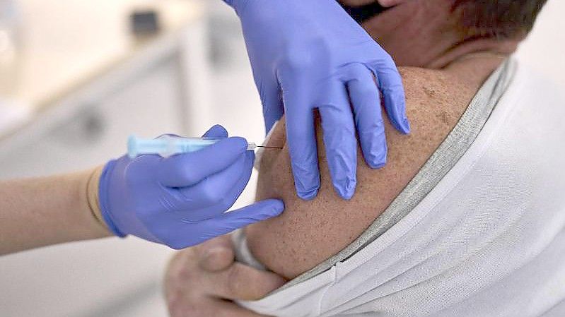 Ein Mann erhält in einem Madrider Krankenhaus den Impfstoff von Moderna. In Spanien und Portugal können jetzt auch Fünf- bis Elfjährige gegen Covid-19 geimpft werden. Foto: Manu Fernandez/AP/dpa