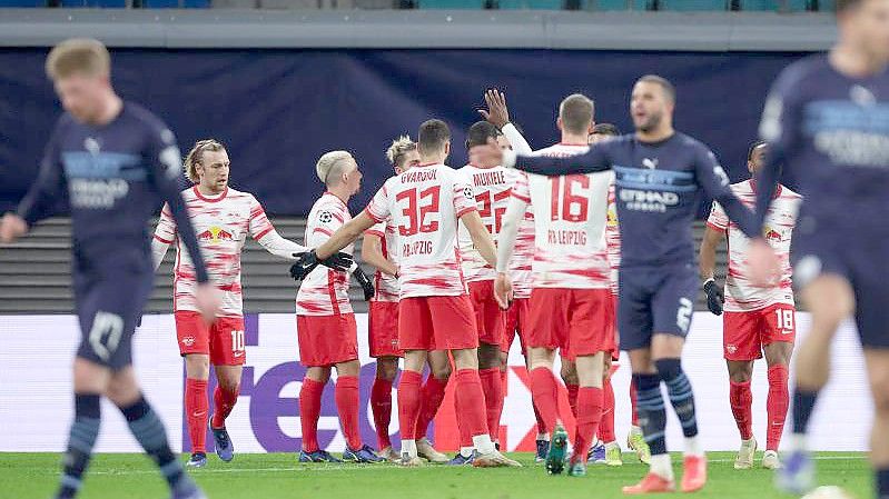 Leipzigs Spieler (hinten) bejubeln das Tor zum 1:0 gegen die Gäste aus Manchester. Foto: Jan Woitas/dpa-Zentralbild/dpa