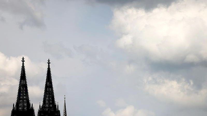 Wolken ziehen am Dom vorbei. (Archivbild). Foto: Oliver Berg/dpa