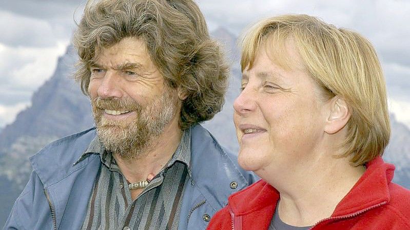 Bundeskanzlerin Angela Merkel wandert 2006 während ihres Urlaubs zusammen mit dem südtiroler Bergsteiger Reinhold Messner auf den Monte Rite. (Archivbild). Foto: DB Matteo Villanova/Agenzia_obiettivo/dpa