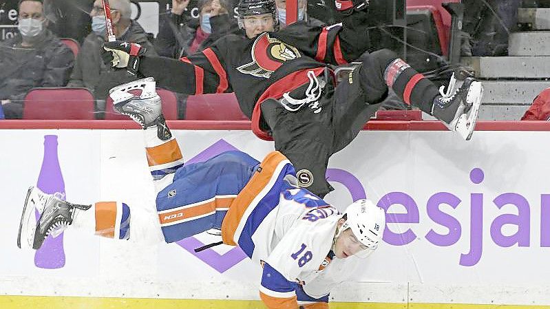 Tim Stützle (o) verlor mit den Ottawa Senators gegen die New York Islanders. Foto: Justin Tang/The Canadian Press/AP/dpa