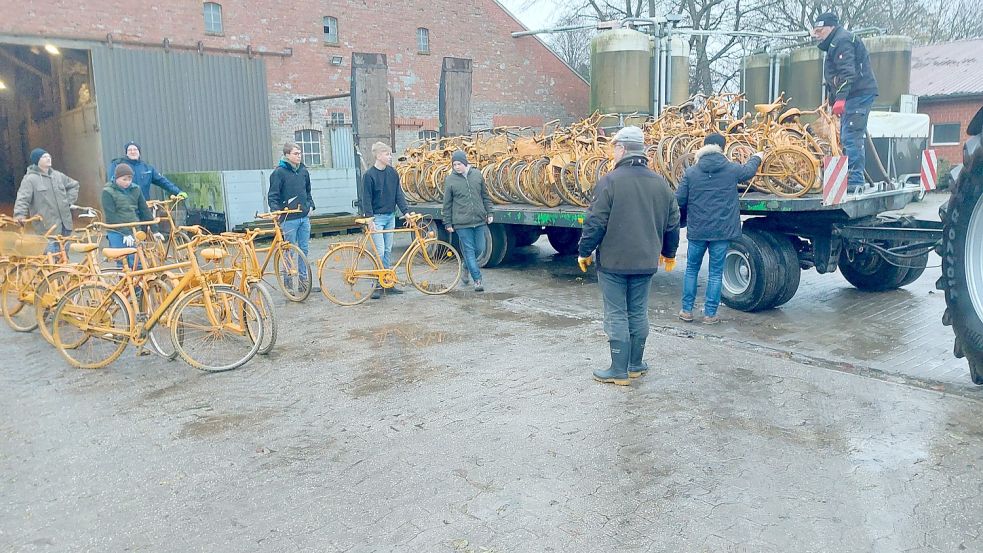 Eine Gruppe von Schoonorthern hat 60 alte Räder orange lackiert und als „Mahnmal“ entlang der L 4 aufgestellt. Sie fordern einen Radweg. Foto: privat