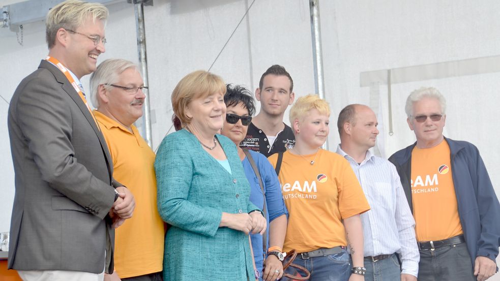 Im Juli 2013 holte Bundeskanzlerin Angela Merkel bei einem Wahlkampfauftritt in Neuharlingersiel (Kreis Wittmund) Mitglieder der CDU Hage auf die Bühne. Archivfoto: Aiko Recke