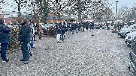 Über den Rathaus-Parkplatz bis zum E-Center zog sich die Schlange der Impfwilligen. Foto: privat
