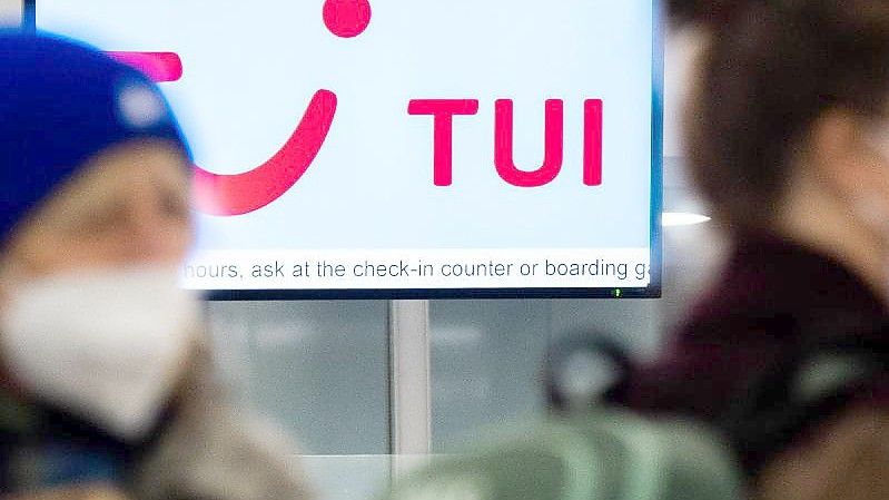 Passagiere stehen am Flughafen Hannover am Check-In von Tui. Foto: Julian Stratenschulte/dpa