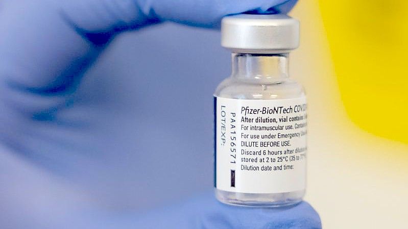 Biontech-Labordaten zufolge sind drei Impfdosen für einen ausreichenden Schutz vor der Omikron-Variante des Coronavirus notwendig. Foto: Michael Reichel/dpa-Zentralbild/dpa
