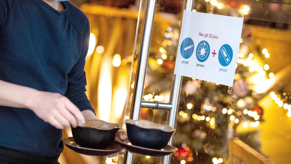 Für Gastronomen soll es ab Sonnabend wieder leichter werden. Seit dem 1. Dezember müssen Gäste nicht nur geimpft oder genesen sein, sondern auch noch einen negativen Corona-Test vorlegen. Das soll nun unter bestimmten Umständen entfallen. Foto: DPA