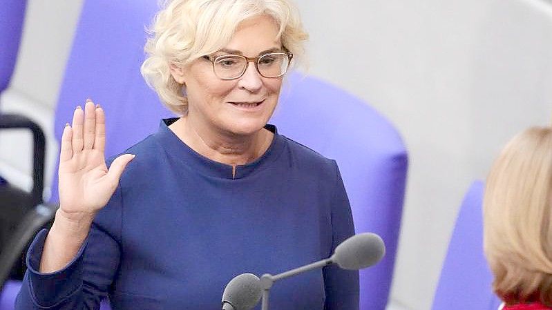Die neue Bundesverteidigungsministerin Christine Lambrecht (SPD) legt bei ihrer Vereidigung im Bundestag vor Bundestagspräsidentin Bärbel Bas (SPD) den Amtseid ab. Foto: Kay Nietfeld/dpa