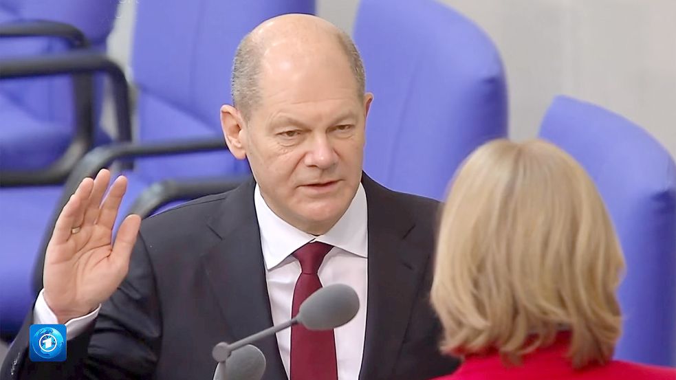 Olaf Scholz leistet den Amtseid als Bundeskanzler, indem er unter anderem verspricht, Schaden vom Volk abzuwenden. Er übernimmt das Amt inmitten der erneuten Corona-Krise. Foto: Foto: Sepp Spiegl via www.imago-images.de