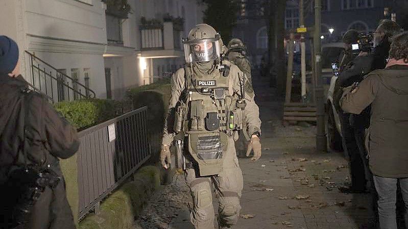 Die Bundespolizei durchsucht zahlreiche Objekte im Kampf gegen eine mutmaßliche Schleuserbande. Foto: Paul Zinken/dpa