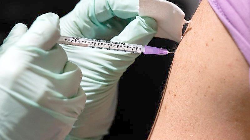 Eine Booster-Impfung senkt das Risiko, an Covid-19 zu erkranken oder zu sterben, deutlich. Foto: Bernd von Jutrczenka/dpa