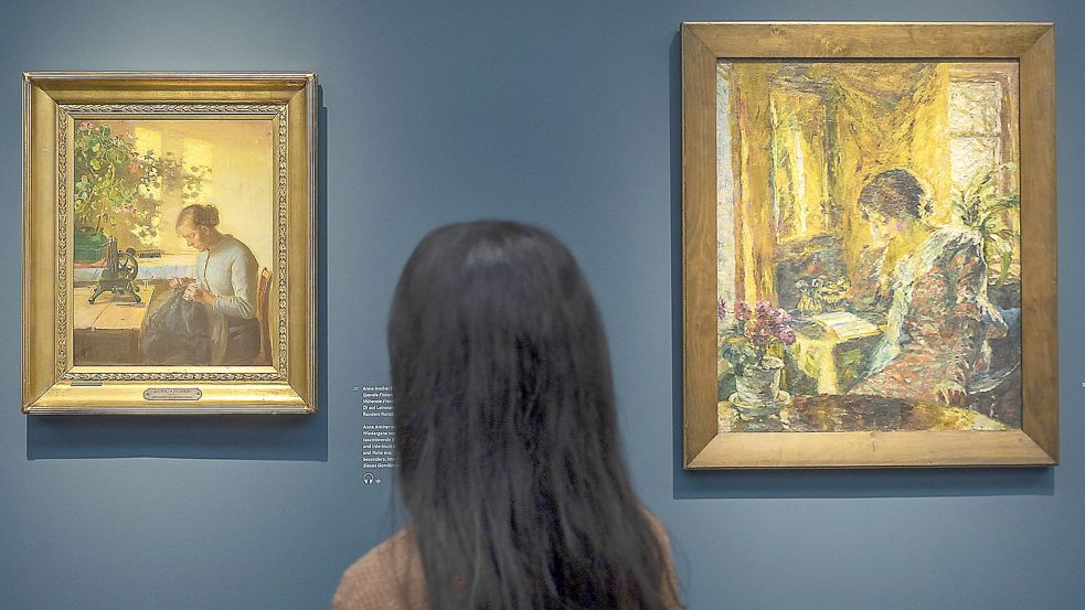 Offensichtliche Parallelen: Anna Anchers „Nähende Fischersfrau“ (links, um 1890) und Emil Noldes „Frühling im Zimmer“ (1904). Foto: H. Rogge