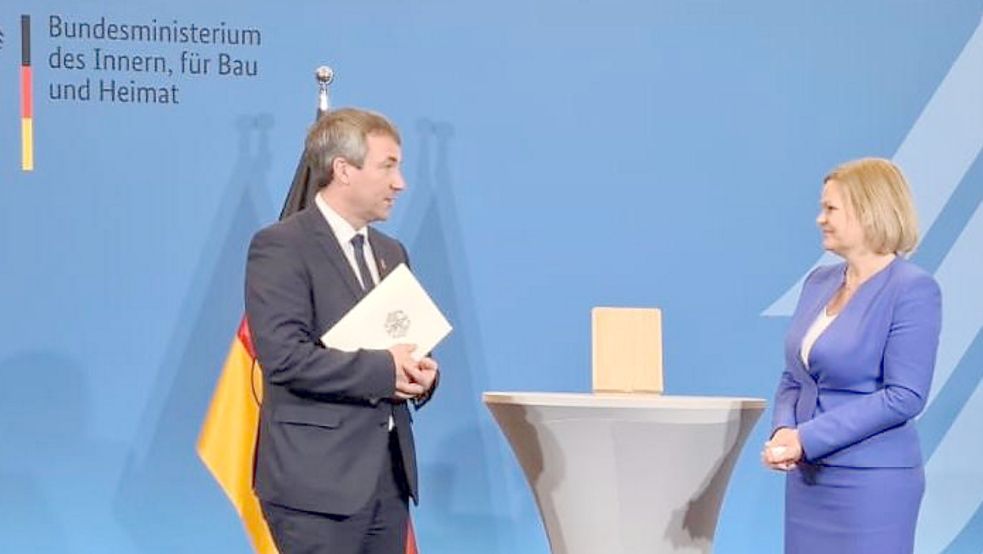 Aus den Händen seiner neuen „Chefin“, Bundesinnenministerin Nancy Faeser, erhielt Johann Saathoff die Ernennungsurkunde. Foto: privat