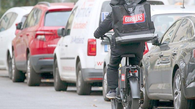 Ein Mitarbeiter des Lebensmittel-Lieferdienstes Gorillas radelt durch die Straßen der Hauptstadt. Foto: Wolfgang Kumm/dpa