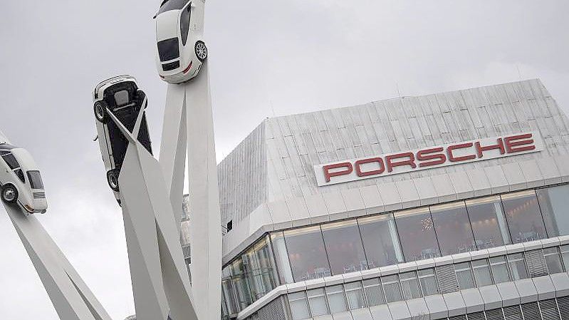 Ingrid Steineck, die Tochter des ehemaligen Porsche-Mitarbeiters Erwin Komenda, fordert vom Stuttgarter Sportwagenbauer Porsche, dass das Urheberrecht am Porsche 356 und dem Porsche 911 ihrem Vater zugesprochen wird. Foto: Sebastian Gollnow/dpa