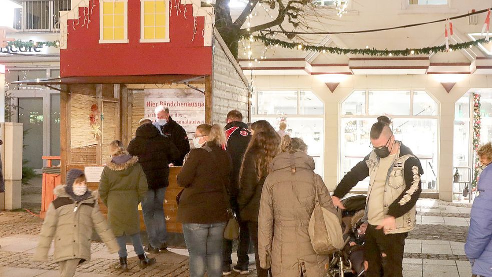 Schon seit November werden auf dem Weihnachtszauber in einer separaten Bude Bändchen ausgegeben. Foto: Romuald Banik