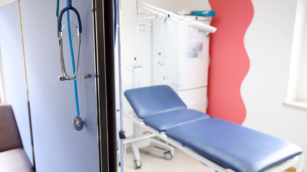 Stethoskope hängen im Behandlungszimmer einer Hausarztpraxis. Auf den Arztbesuch sollte trotz Corona nicht verzichtet werden. Foto: DPA