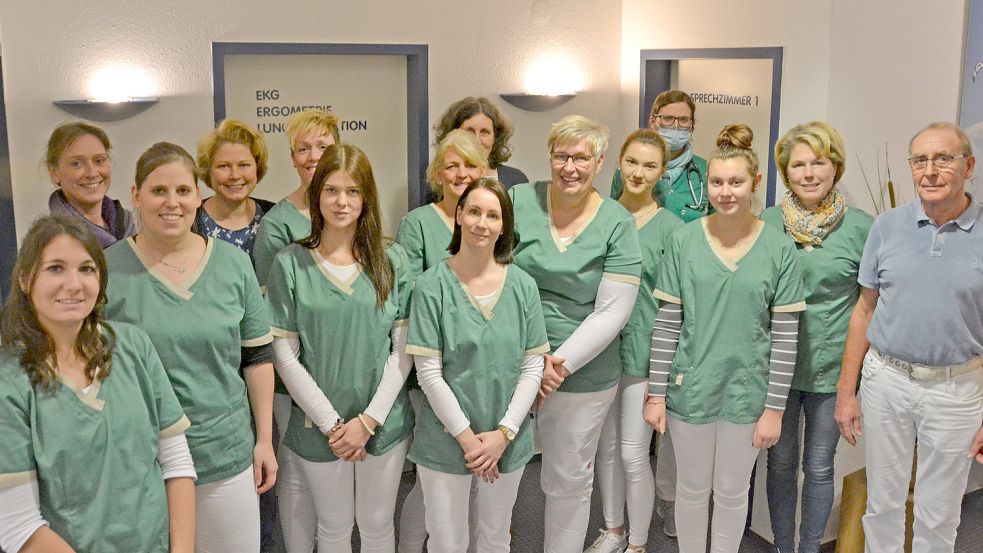Das Praxisteam von Dr. Andreas Fischer (rechts) in Marienhafe sorgte dafür, dass mehr als 1000 Corona-Impfungen an einem Tag durchgeführt werden konnten. Nur für das ON-Foto nahmen die Mitarbeiter für einen kurzen Moment ihre Schutzmasken ab. Foto: Aiko Recke