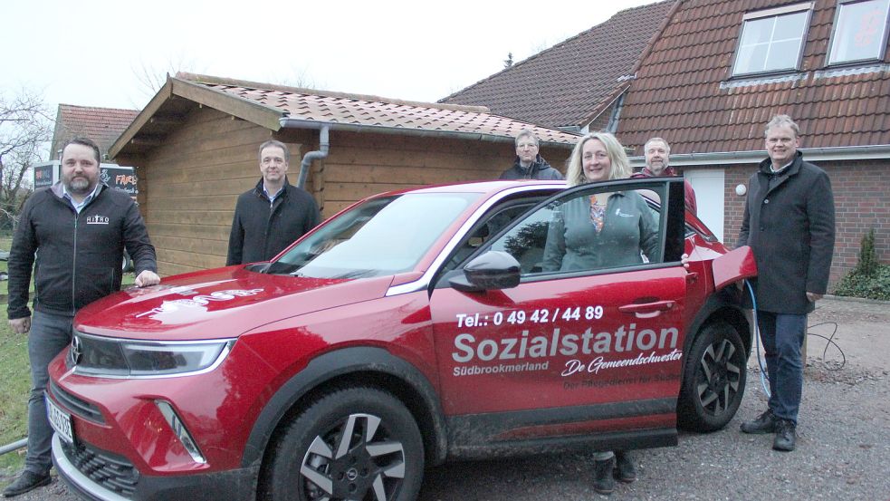 Die Leiterin der Sozialstation, Birgit Neemann, führt beim Termin mit Bürgermeister Thomas Erdwiens (von rechts), Gemeindetechniker Norbert Janssen, Fachbereichsleiter Joachim Betten sowie Fokko Westerbur und Marco Tuitjer vom Autohaus Hiro eines der neuen E-Autos vor. Foto: Karin Böhmer
