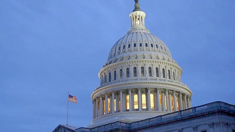 Licht erhellt die Kuppel des Kapitols auf dem Capitol Hill. (Archivbild). Foto: Patrick Semansky/AP/dpa