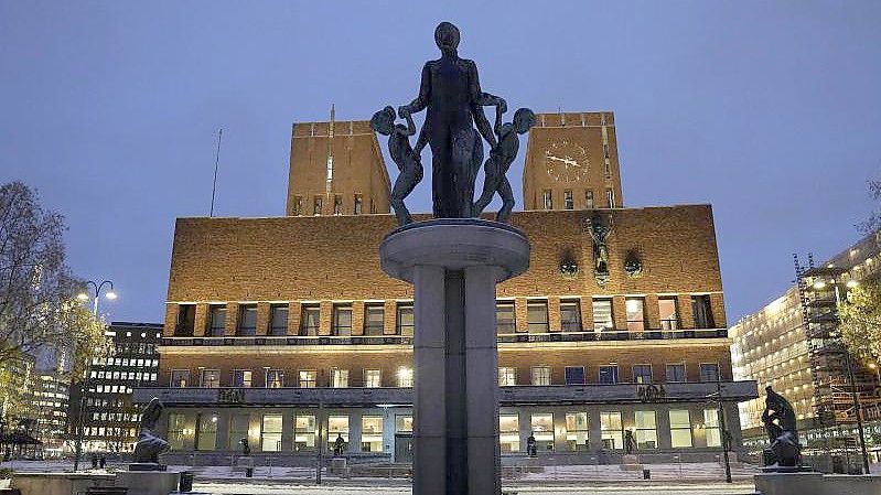 Das Osloer Rathaus ist am Abend beleuchtet. Foto: Alexander Zemlianichenko/AP/dpa