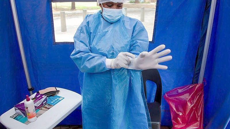 Corona-Test im südafrikanischen Soweto. Vor gut zwei Wochen wurde die Coronavirus-Variante Omikron im Land entdeckt. Foto: Denis Farrell/AP/dpa