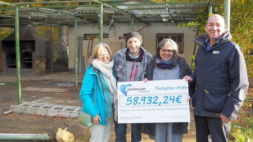 Ragnhild Lommen (von links) sowie Zoran und Monika Medic vom „Auenland“ nahmen die Spende von „Ein Herz für Ostfriesland“ entgegen. Fotos: Hannah Weiden