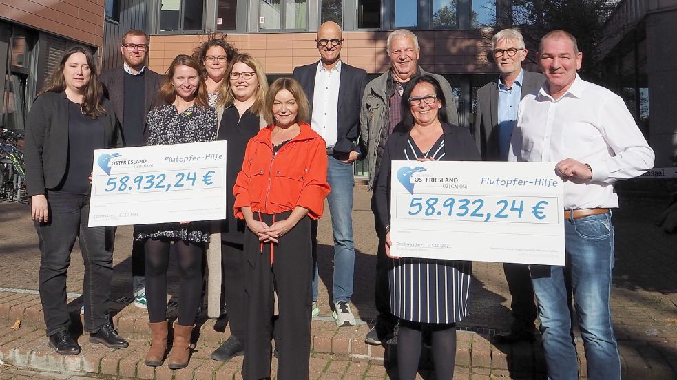 Die Vertreter der Vereine nahmen vor dem Eschweiler Rathaus die symbolischen Spendenschecks entgegen, jeweils fast 59.000 Euro.
