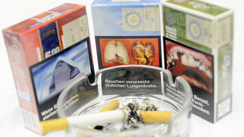Zigarettenschachteln mit Schockbildern warnen vor Folgeschäden des Zigarettenkonsums. Foto: Jonas Güttler/dpa