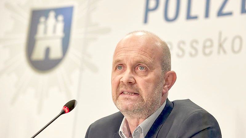 Claus Cortnumme, Leiter des polizeilichen Staatsschutzes, bei einer Pressekonferenz von Generalstaatsanwaltschaft und Polizei. Foto: Georg Wendt/dpa