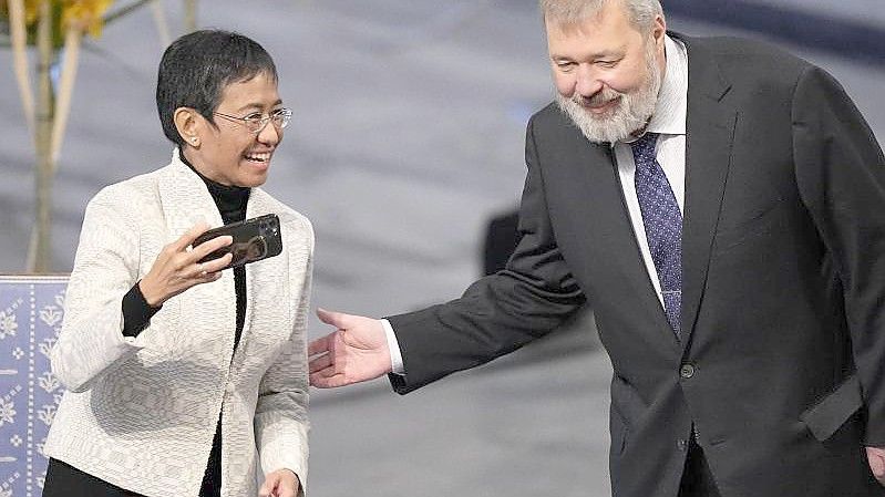 Maria Ressa und Dmitri Muratow während der Verleihung des Friedensnobelpreises im Rathaus von Oslo. Foto: Alexander Zemlianichenko/AP/dpa