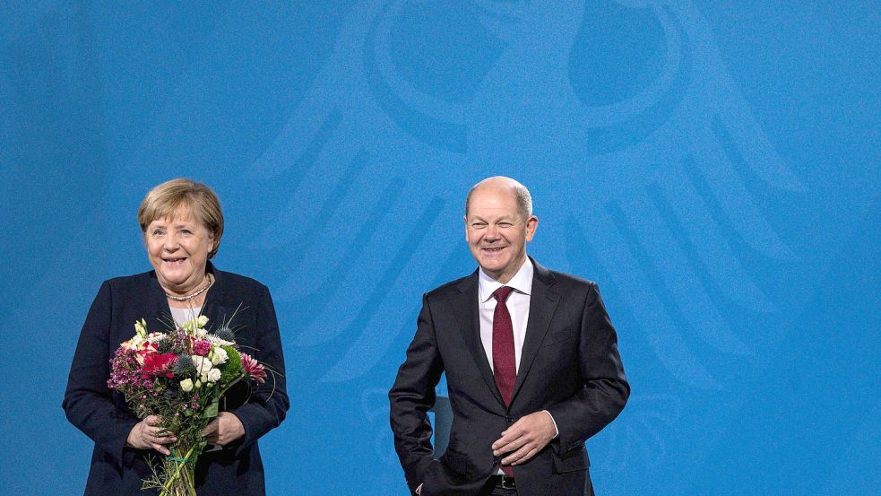 Spitzenpolitiker, aber keine Spitzenverdiener: Altkanzlerin Angela Merkel und der neue Kanzler Olaf Scholz. Foto: JOHN MACDOUGALL / AFP
